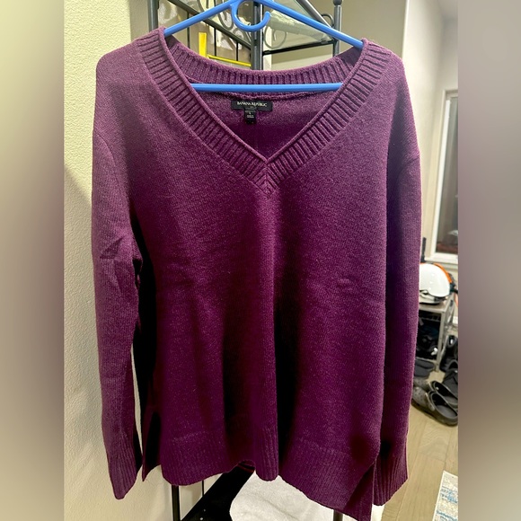 NWOT Banana Republic Factory Essential V-Neck Sweater - Picture 2 of 3